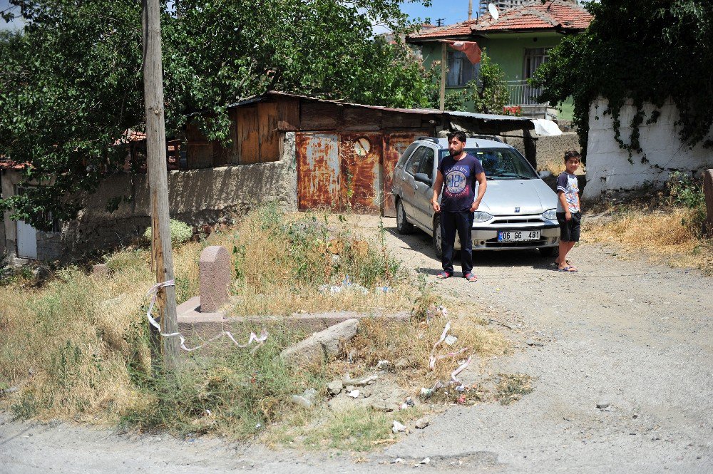 Kentsel Dönüşümle Binaların Ortasında Kalan Mezarları Vatandaşlar Yatır Sanıyor