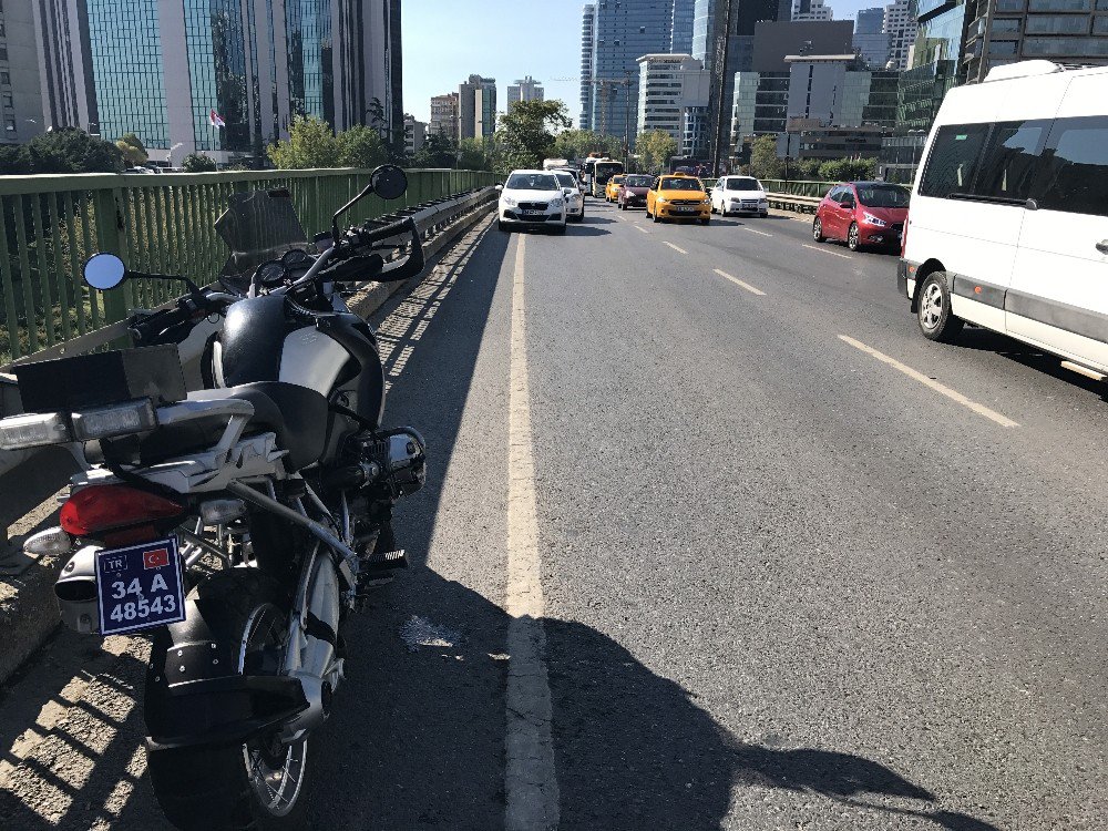 Güçlendirmek İçin Viyadüğe Koyulan Kasis Kazaya Neden Oldu: 2 Polis Yaralı