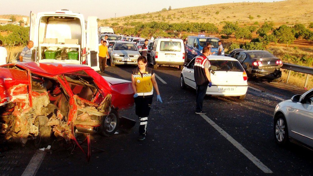 İki Araç Kafa Kafaya Çarpıştı: 1 Ölü, 2 Yaralı