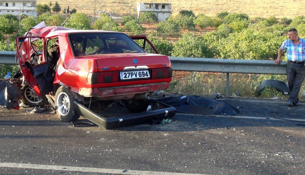 İki Araç Kafa Kafaya Çarpıştı: 1 Ölü, 2 Yaralı