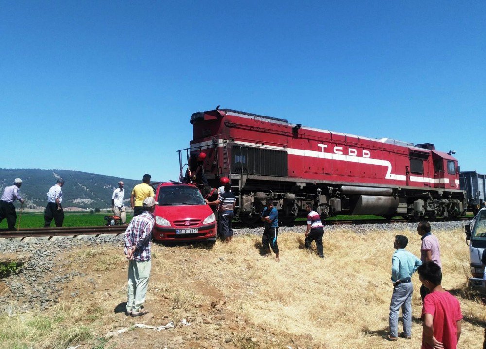 Yük Treni İle Otomobil Çarpıştı; Anne Ve Kızı Öldü, Baba Ağır Yaralandı