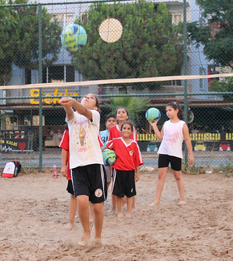 Muratpaşa’da Plaj Voleyboluna İlgi Büyük