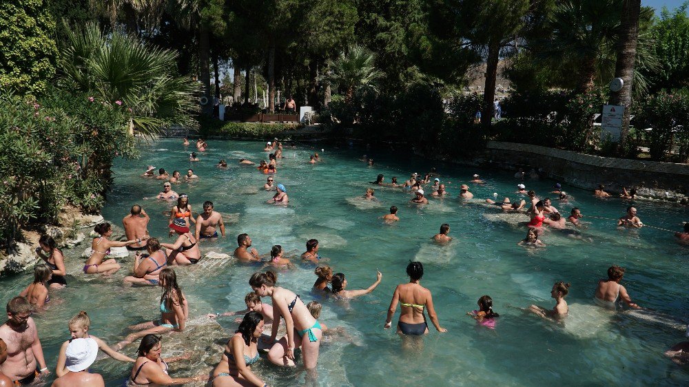 Kleopatra Antik Havuzu’na Turistlerden Yoğun İlgi