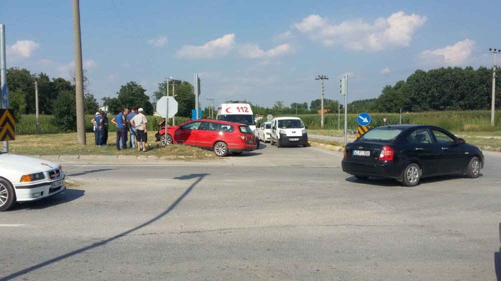 Akyazı’da Trafik Kazası: 3’ü Çocuk Toplam 4 Yaralı