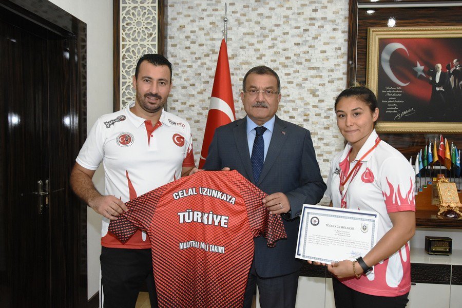 Müdür Uzunkaya, Polis Spor Gücü Sporcusunu Ödüllendirdi