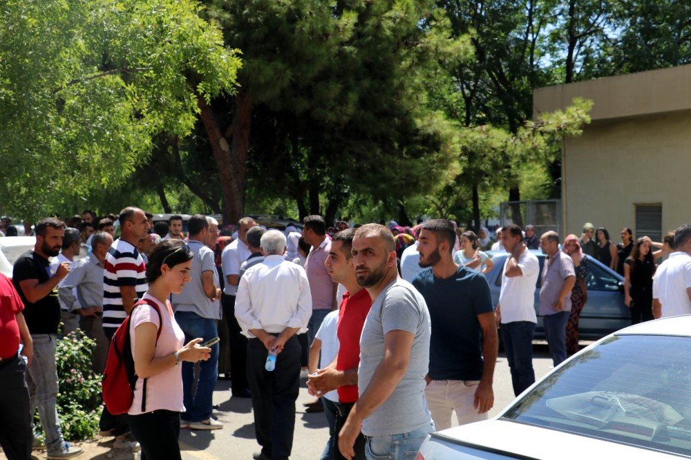 Kayalıklardan Atlayıp Başını Çarpan Genç Arkadaşını Kurtarmak İsterken Ölmüş