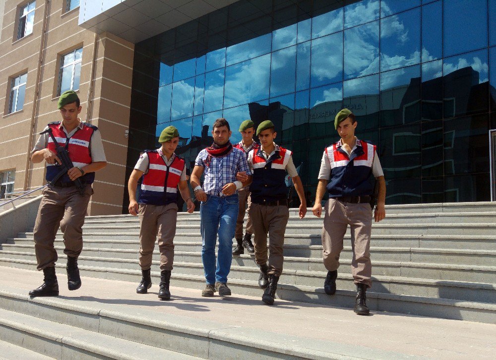 Cinnet Geçiren Gencin Dehşet Anlarını Kameralar Görüntüledi