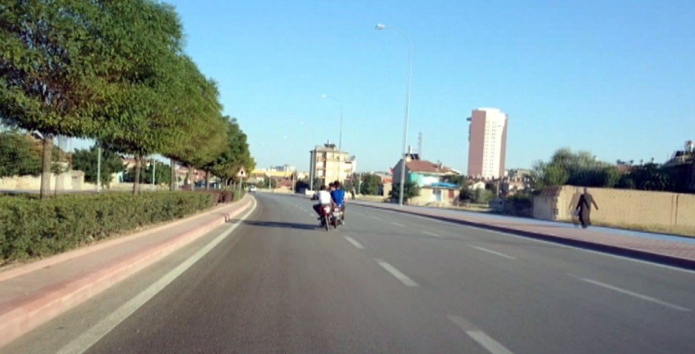 El Ele Tutuşarak 60 Kilometre Hız Yapıp Fotoğraf Çekildiler