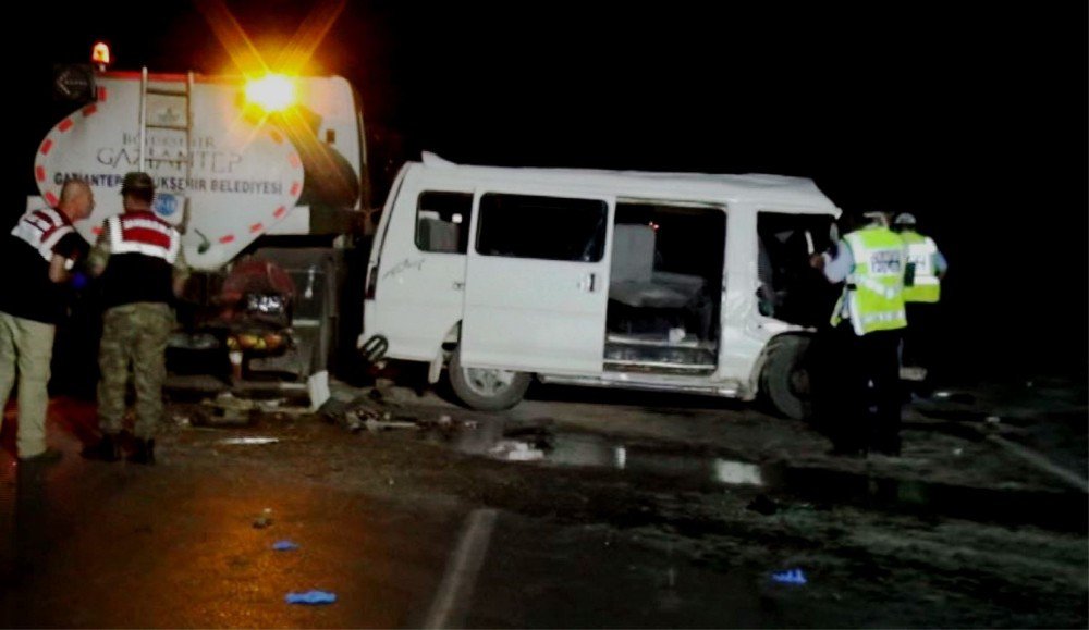 Minibüs Sulama Tankerine Çarptı: 1 Hayatını Kaybetti, 1 Kişi Yaralı