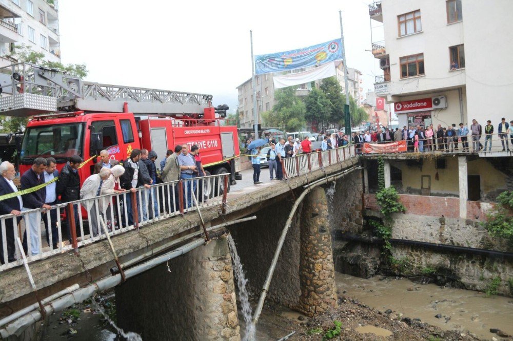 Otomobil Köprüden Uçtu: 2 Yaralı