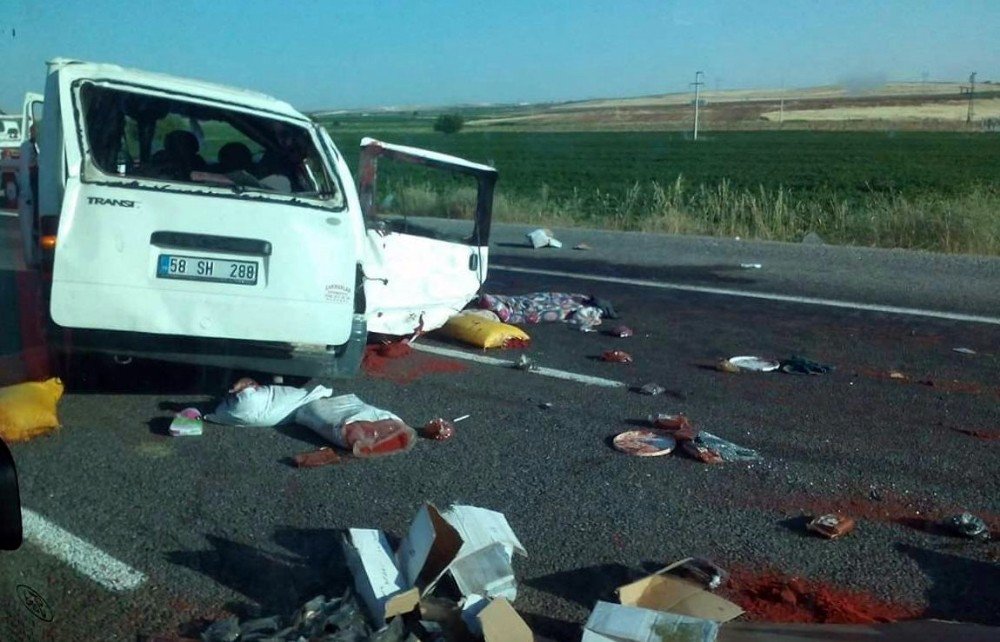 Şanlıurfa’da Minibüs Park Halindeki Tıra Çarptı: 1 Ölü, 2 Yaralı