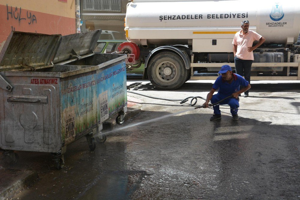 Şehzadeler’de Çöp Konteynerleri Dezenfekte Ediliyor