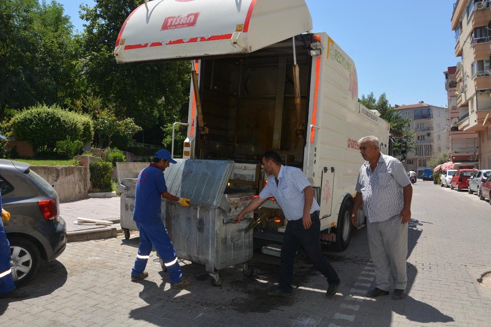 Şehzadeler’de Çöp Konteynerleri Dezenfekte Ediliyor