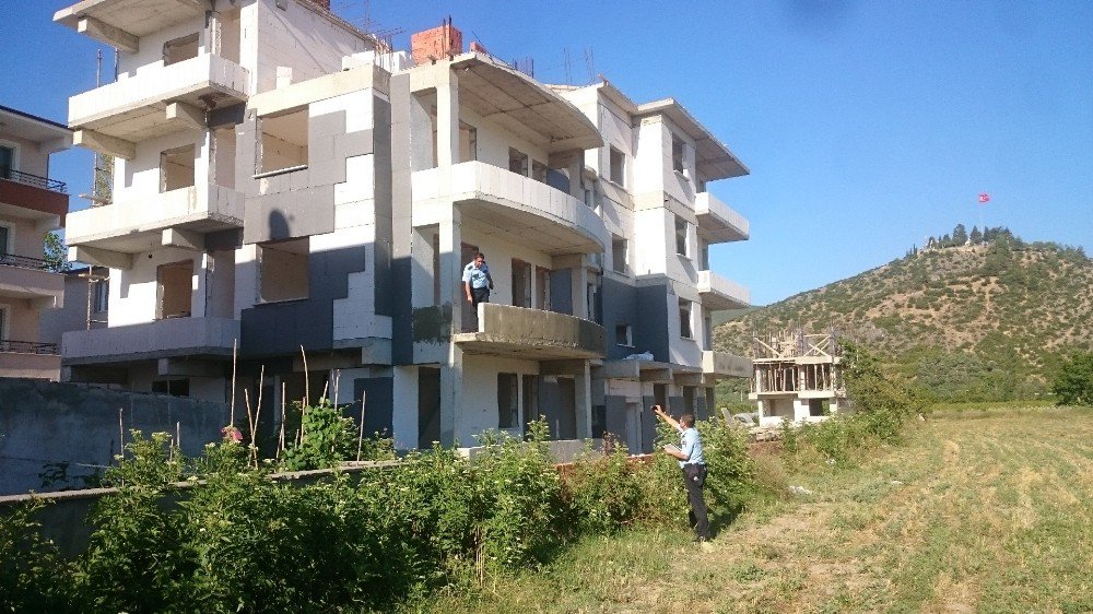 Kırılan Balkon Duvarından Zemine Çakıldı