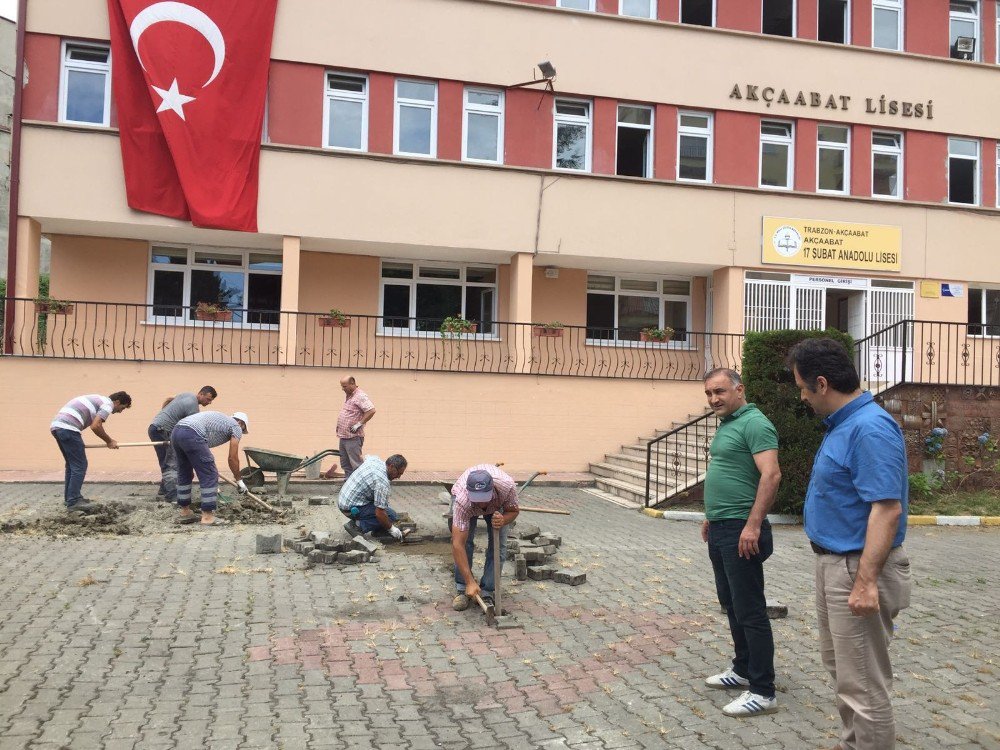 Akçaabat Lisesi’nin Bahçe Bakım Ve Onarımları Belediye Ekipleri Tarafından Yapıldı