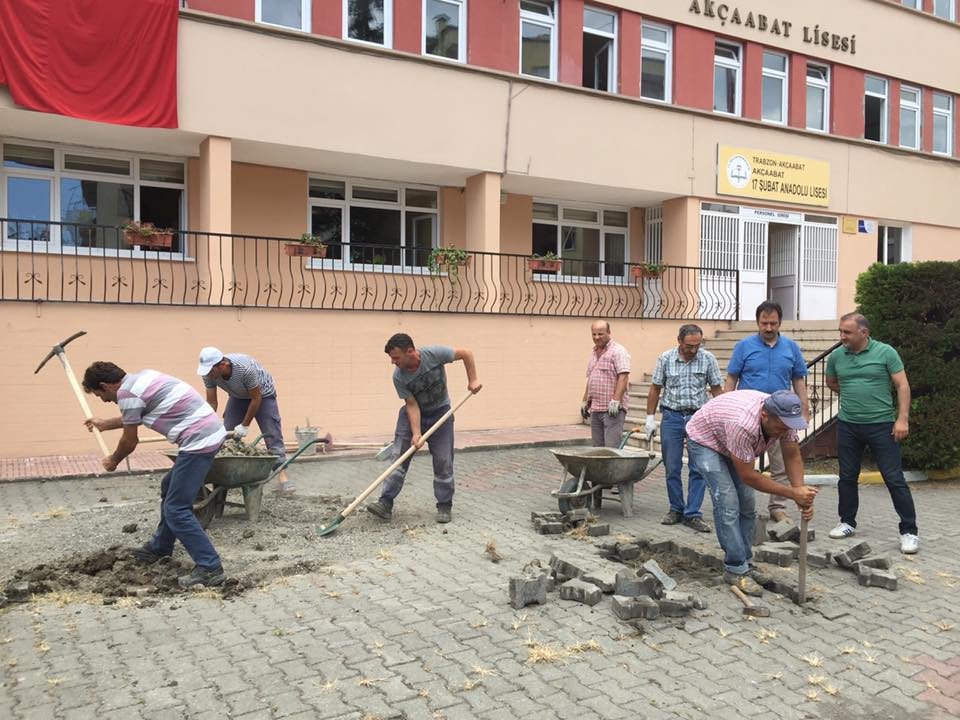 Akçaabat Lisesi’nin Bahçe Bakım Ve Onarımları Belediye Ekipleri Tarafından Yapıldı