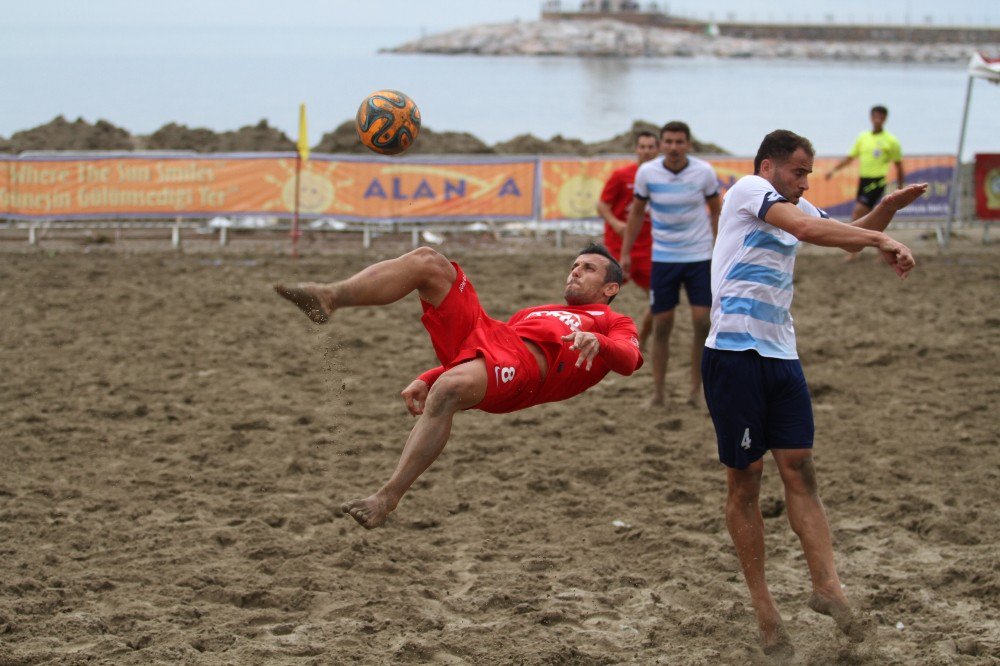 Plaj’da Futbol Heyecanı