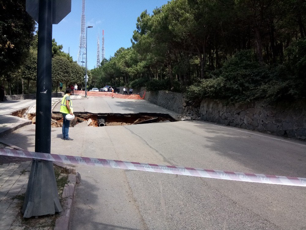 Üsküdar’da Yol Göçtü: 1 Araç İçine Düştü