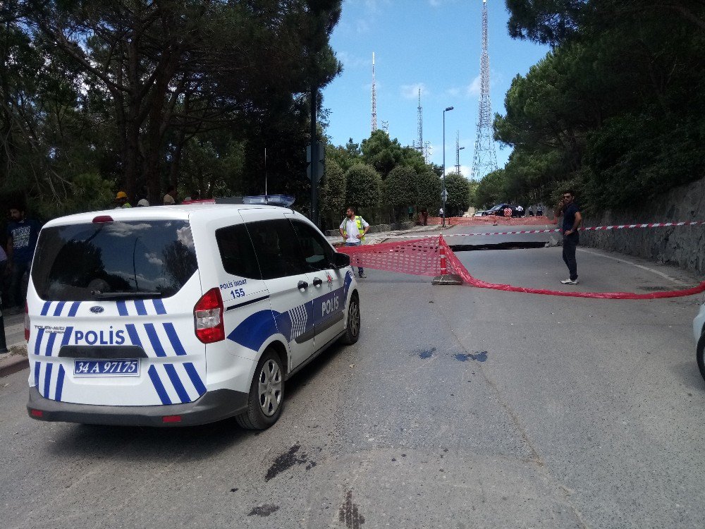 Üsküdar’da Yol Göçtü: 1 Araç İçine Düştü