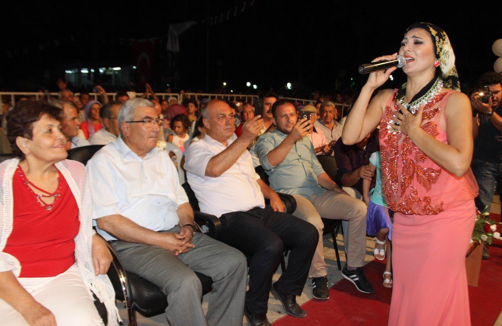 Ünlü Sanatçı Karşısında Yörükleri Görünce, Topuklu Ayakkabıları Çıkarıp Yörükler Gibi Giyindi