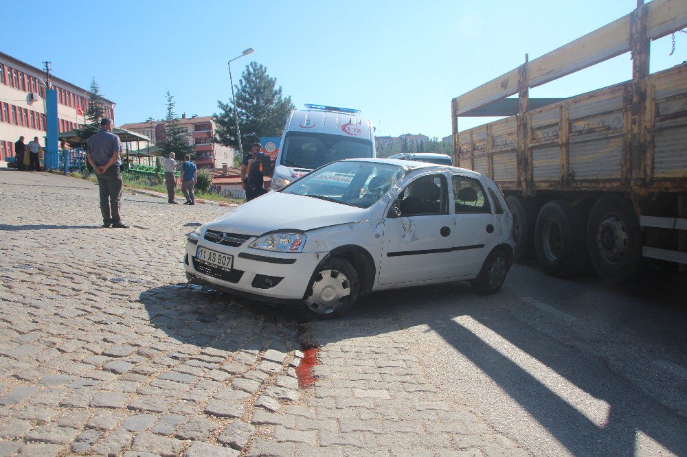 Bilecik’te Virajı Alamayan Otomobil Yoldan Çıktı, Sürücü Yaralandı