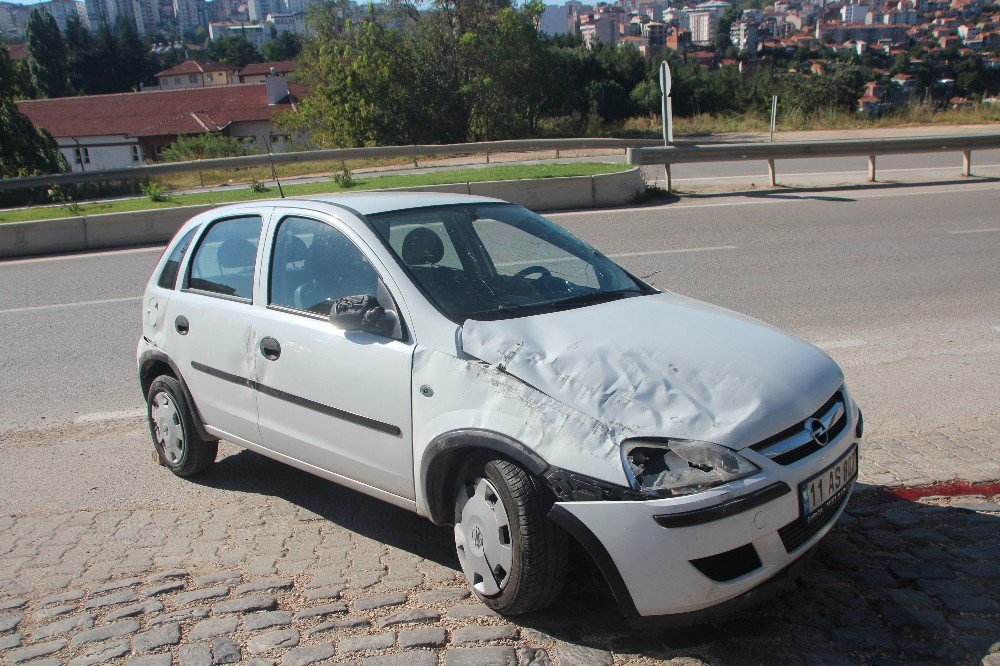 Bilecik’te Virajı Alamayan Otomobil Yoldan Çıktı, Sürücü Yaralandı