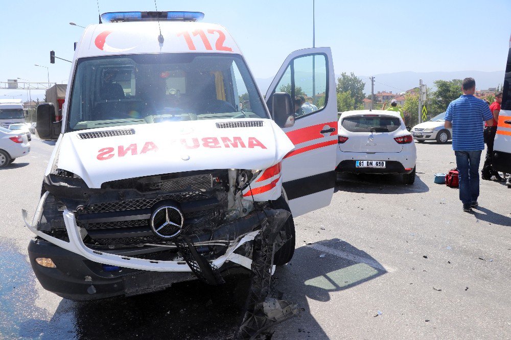 Hasta Taşıyan Ambulans Kaza Yaptı: 1 Yaralı