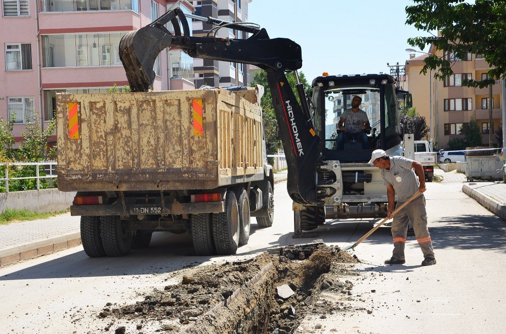 Başkan Bakıcı, Dikilitaş Caddesi’nde Devam Eden Alt Yapı Çalışmalarını İnceledi