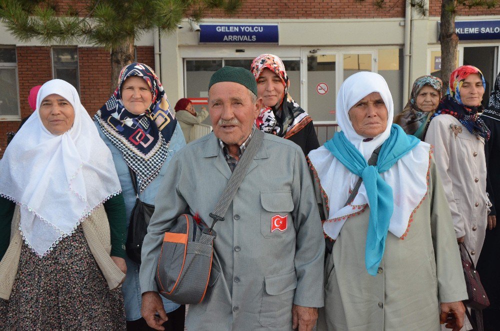 İlk Hac Kafilesi Dualarla Uğurlandı