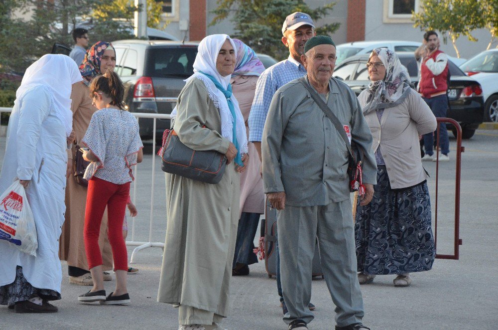 İlk Hac Kafilesi Dualarla Uğurlandı