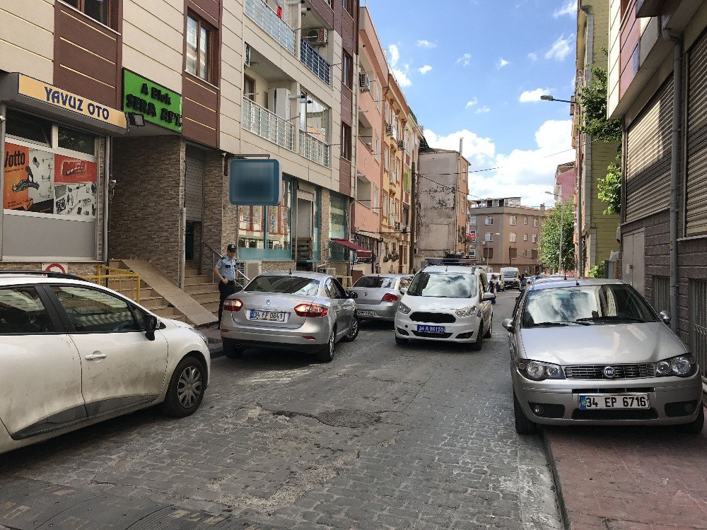 Beyoğlu’nda Güpegündüz Silahlı Market Soygunu Kamerada