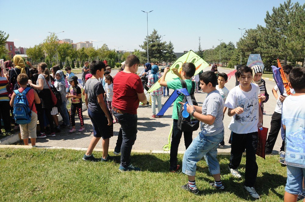 Gökyüzü Uçurtmalarla Renklendi