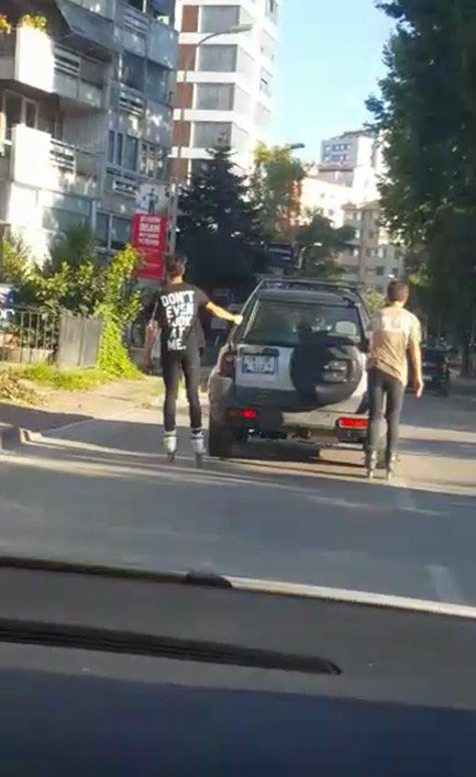 Caddebostan’da Patenli Gençlerin Trafikteki Tehlikeli Oyunu Kamerada