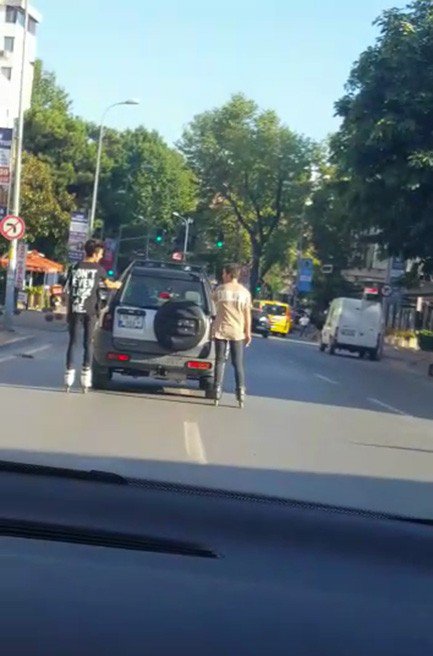 Caddebostan’da Patenli Gençlerin Trafikteki Tehlikeli Oyunu Kamerada