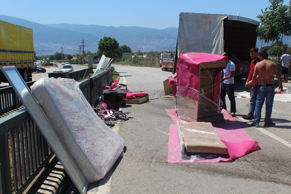 Nakliye Kamyonunun Tekeri Çıktı, İçindeki Eşyalar Yerlere Saçıldı