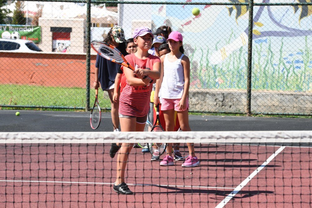 Konyaaltı’nda Tenis Ve Halk Oyunu Kursları