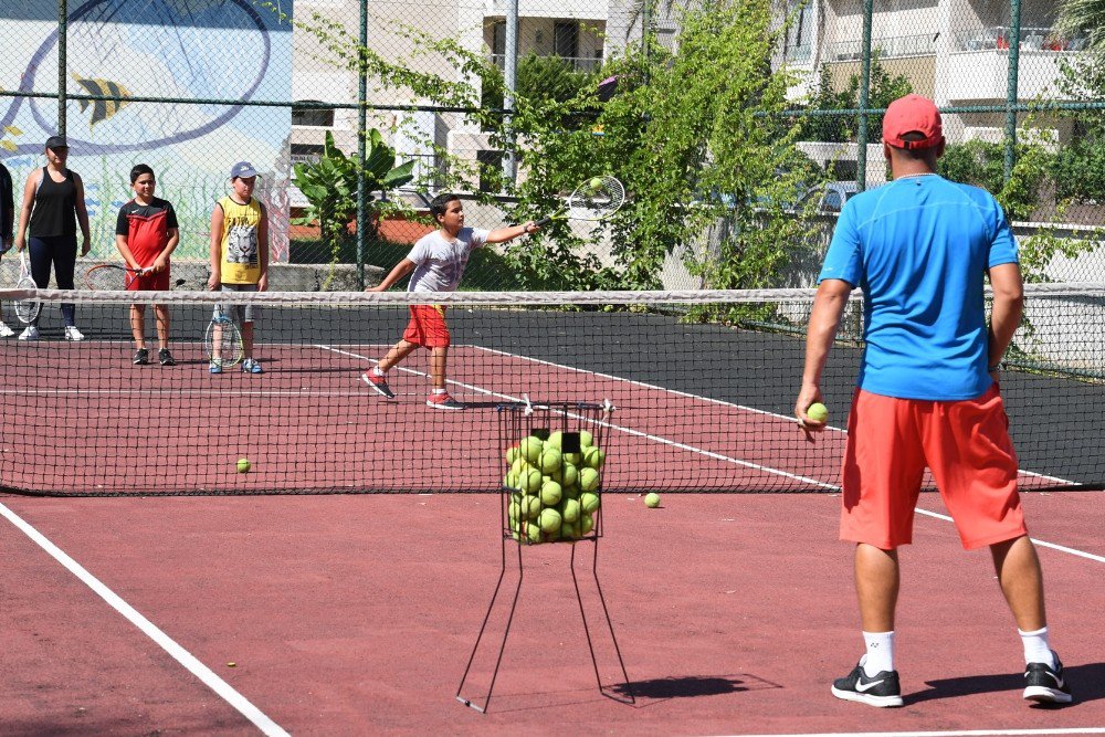 Konyaaltı’nda Tenis Ve Halk Oyunu Kursları