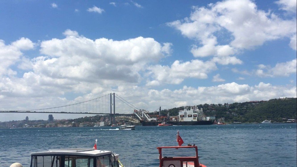 Türk Akımı Boru Hattı İnşaatına Boruları İndiren Şantiye Gemisi İstanbul Boğazı’ndan Geçti