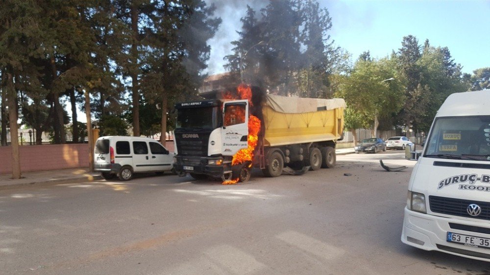 Suruç’ta Yaşanan Patlama Ve Ardından Yükselen Alevler Korkuya Neden Oldu