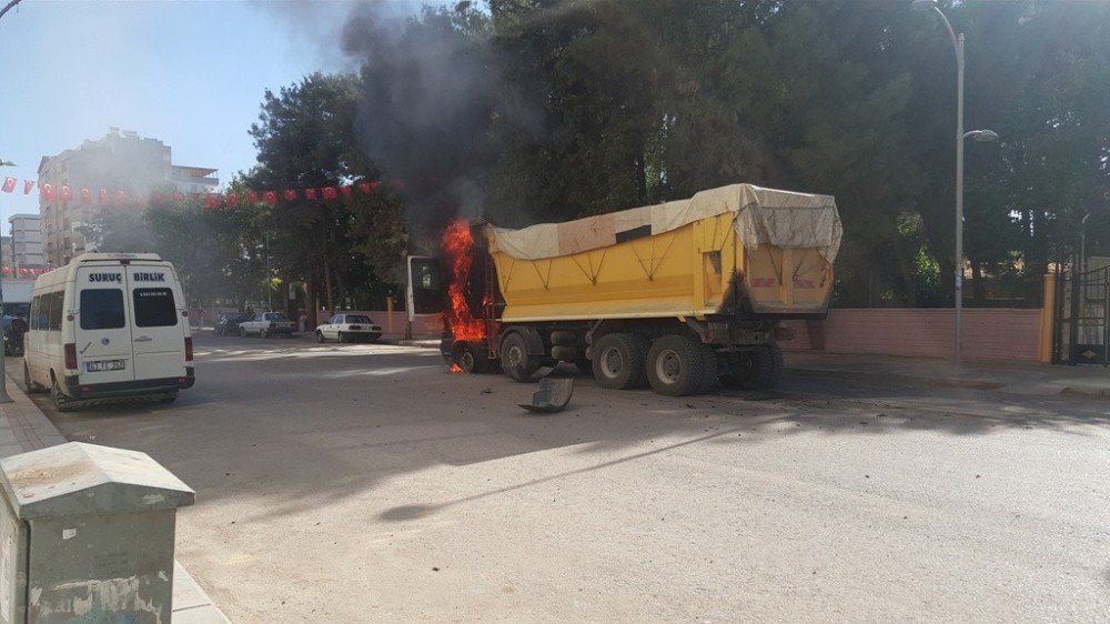 Suruç’ta Yaşanan Patlama Ve Ardından Yükselen Alevler Korkuya Neden Oldu