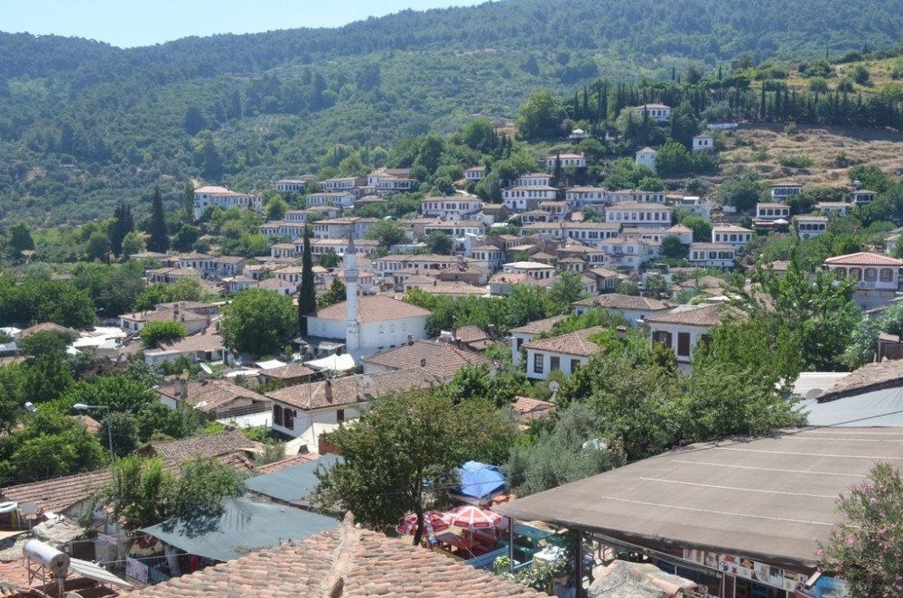 Şirince’de Kaçak Yapılar Yıkılıyor