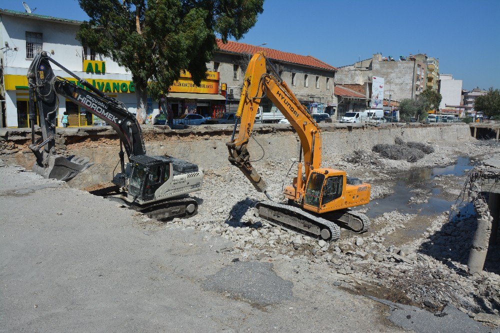 Söke’de Çay Üstü Yıkımı Hızla Devam Ediyor