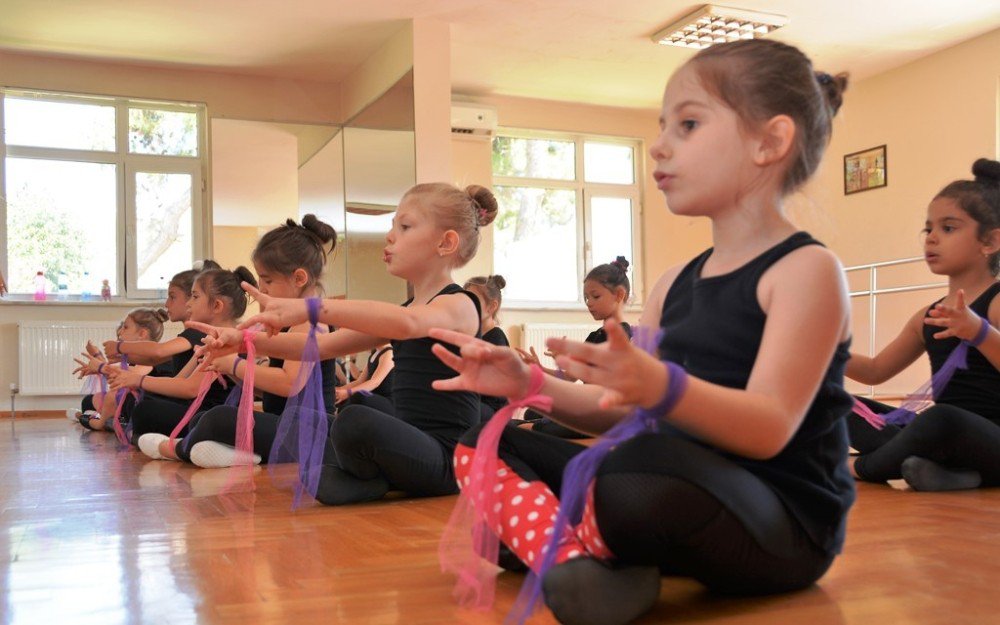 Süleymanpaşa’nın Minik Kuğuları Bale Yaz Kursunda Eğitim Görüyor