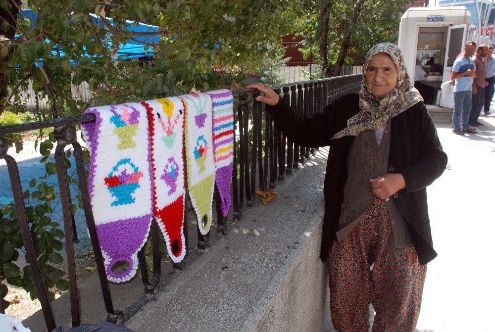 71 Yaşındaki Kadın 7 Yıldır Duvar Üzerinde Lif Satıyor