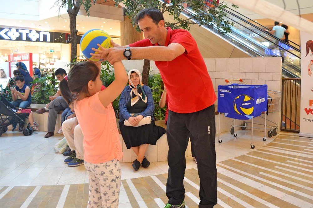 Geleceğin Sporcuları Voleybolla Tanıştı