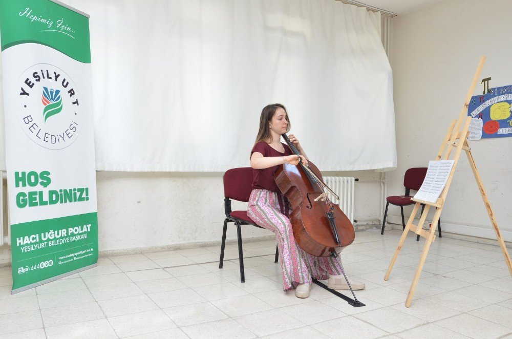 Halı Dokuma Tezgahları Arasında Klasik Müzik Dinletisi