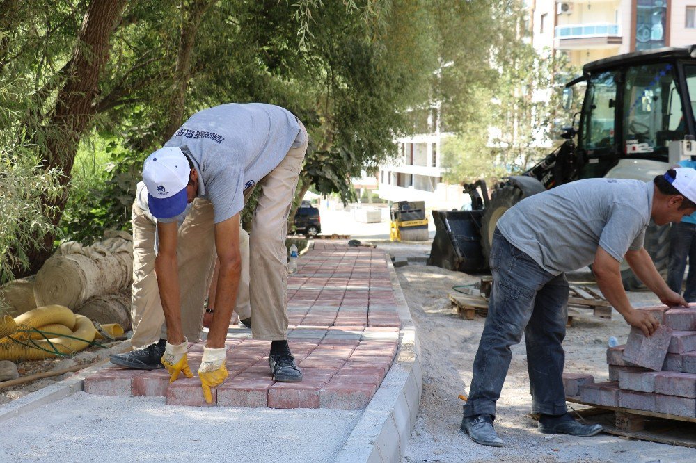 Yunusemre’de Kilit Parke Taşı Çalışmaları Sürüyor