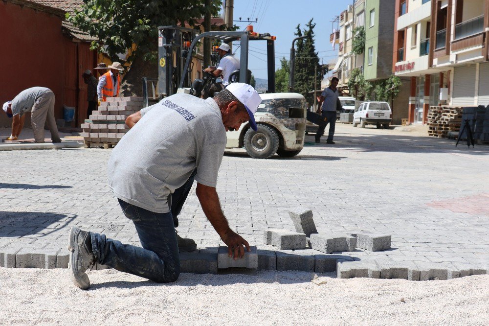 Yunusemre’de Kilit Parke Taşı Çalışmaları Sürüyor