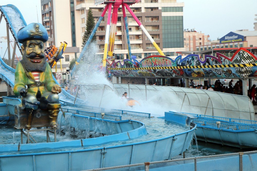 Adanalılar Günün Stresini Ve Sıcağını Lunaparkta Atıyor