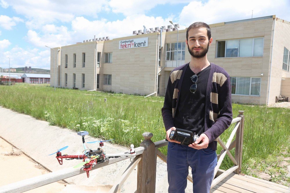 Üniversite Öğrencisi ’Drone’ Üretti